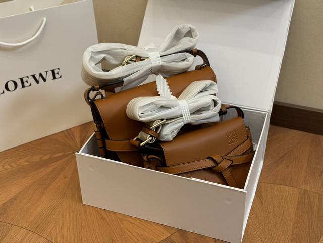 配盒size：24*20Cm 20*15Cmloewe 罗意威新肩带很美哦！Gate Bag马鞍包斜挎包，感觉gate是loewe的礼物 ！牛皮皮质！