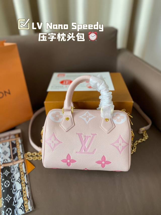 Lv Nano Speedy 压字枕头包 Lv 新款系列 枕头包 手袋,全网首发 Lv Speedy Nano 枕头包这款retiro 手袋以标志性 经典永恒。