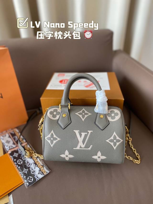 Lv Nano Speedy 压字枕头包 Lv 新款系列 枕头包 手袋,全网首发 Lv Speedy Nano 枕头包这款retiro 手袋以标志性 经典永恒。