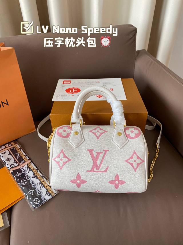 Lv Nano Speedy 压字枕头包 Lv 新款系列 枕头包 手袋,全网首发 Lv Speedy Nano 枕头包这款retiro 手袋以标志性 经典永恒。