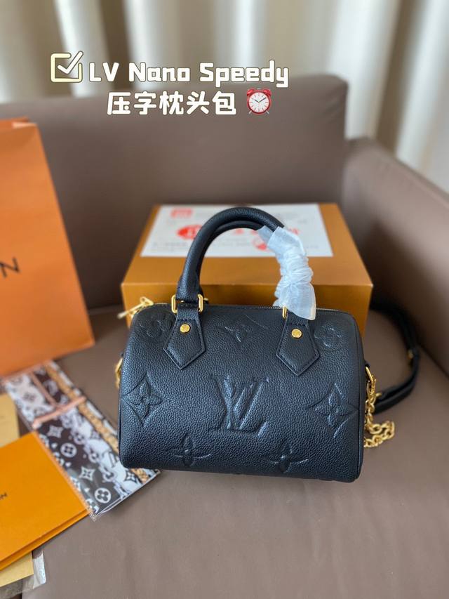 Lv Nano Speedy 压字枕头包 Lv 新款系列 枕头包 手袋,全网首发 Lv Speedy Nano 枕头包这款retiro 手袋以标志性 经典永恒。 - 点击图像关闭