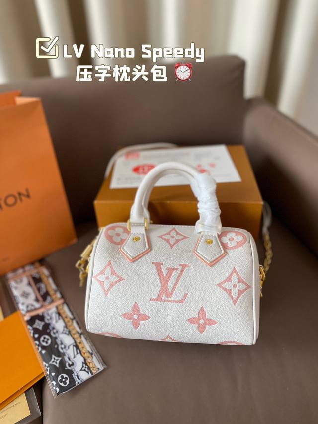 Lv Nano Speedy 压字枕头包 Lv 新款系列 枕头包 手袋,全网首发 Lv Speedy Nano 枕头包这款retiro 手袋以标志性 经典永恒。 - 点击图像关闭