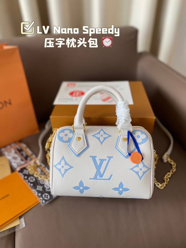 Lv Nano Speedy 压字枕头包 Lv 新款系列 枕头包 手袋,全网首发 Lv Speedy Nano 枕头包这款retiro 手袋以标志性 经典永恒。 - 点击图像关闭