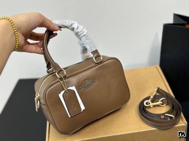 飞机盒coach 六月新品｜凹造型单品satchel小方包蔻驰 Coach六月新品分享satchel系列小方包太好看啦！！方形设计 可以手提斜挎 尺寸21*15