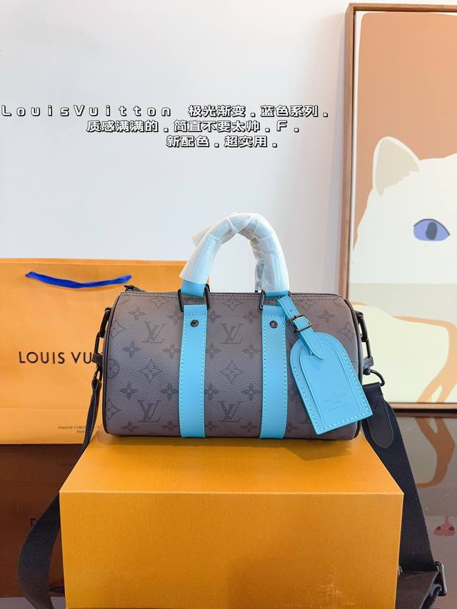 配礼盒.Lv Speedy 枕头包 这款retiro 手袋以标志性的lv老花面料制成，搭配奢华的变色牛皮饰边，经典永恒。优雅低调的外形设计和宽敞的包 .尺寸：2