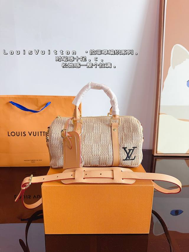 配礼盒.Lv 编织 波士顿枕头.拉菲草 Lv Noe Purse 手袋本款 Noe Purse 手袋为钩编拉菲草搭配皮革饰边以源自 Noe 手袋的抽绳设计收束精