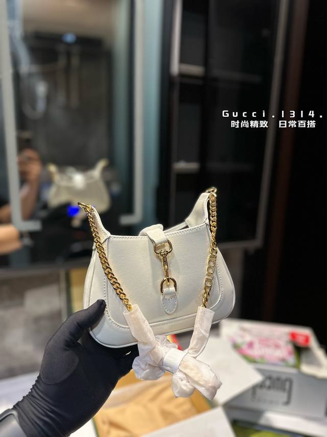 折叠飞机礼盒 Gucci Ancora 明星同款绝美！新款 Jackie 系列 满满都是奢华浪漫。不同颜色的包包就像女孩子的心绪有着各种的可能性呀 浅色系给人以