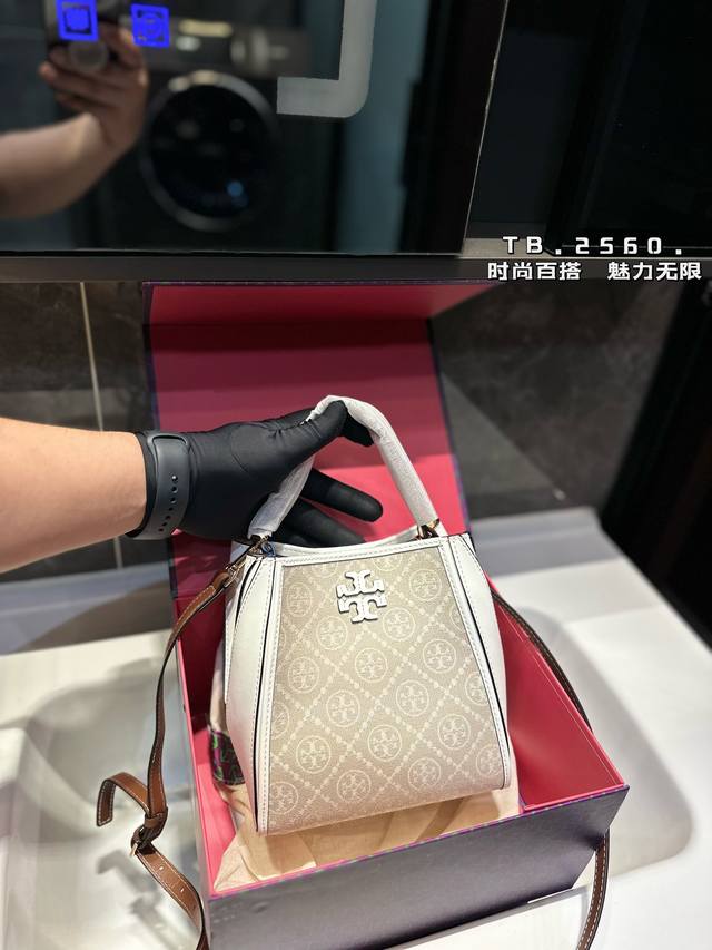 礼盒包装 托里伯奇水桶包tory Burch-&专柜最新设计水桶包 原单开模定制 五金内衬镂空logo 进口面料手感质感超级好更耐磨！亮泽五金不褪色 单肩斜挎包