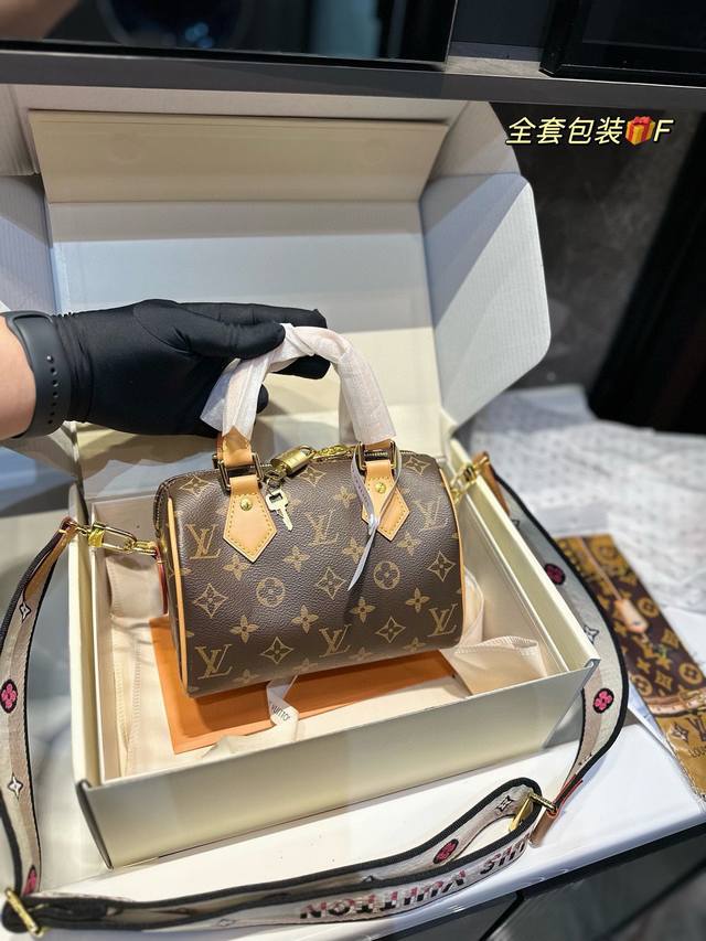 折叠飞机礼盒 Lv 小枕头包 Speedy尺寸相当小巧 所以搭配中尽显时尚靓丽迷人气质，但是携带轻盈，轻轻松松搭一款nano Speedy出门，它不仅适合休闲打