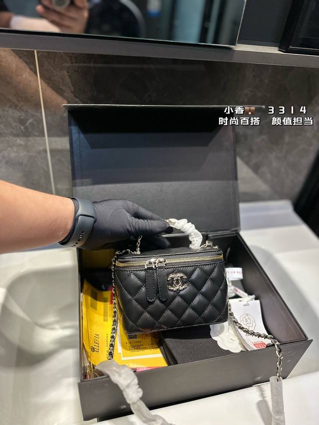 礼盒包装 Chanel 新品 高级镶金镂空编织手柄盒子包 化妆包 小箱子 最近的盒子包系列真的好火，小盒子当然是异常可爱啦y。尺寸16 10 8Cm