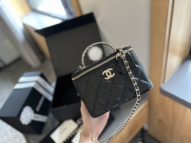 折叠礼盒官网飞机盒”Chanel 新品 高级镶金镂空编织手柄 盒子包 化妆包 小箱子 最近的盒子包系列真的好火，小盒子当然是异常可爱啦。尺寸 18Cm