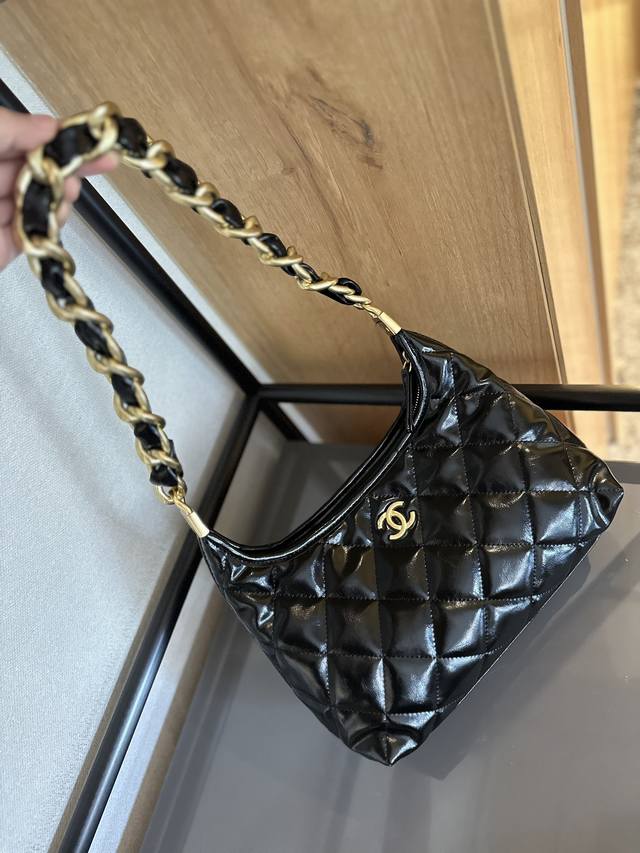 折叠礼盒官网飞机盒”Chanel 香奈儿 24 新品 Hobo 腋下包谁能拒绝一个能装又好看的hobo啊！还是羊皮黑金hobo 而且链条也很特别虽然链条是看起来