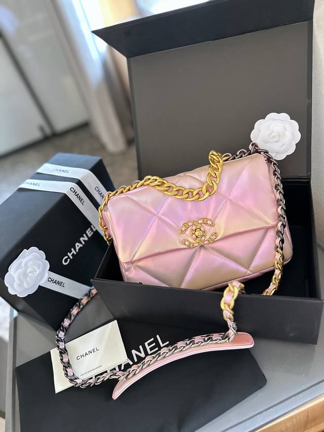 折叠礼盒包装chanel19 Bag 自从欧阳娜娜带货后全球断货很难买到 皮质是羊皮有点像羽绒服包包 但是19的点睛之笔是什么呢？格子放大！格子放大后脱了香奈儿