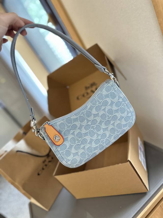 礼盒包装coach 蔻驰 新品 牛仔 Teri 腋下包 原单hobo包 麻将包 配小牛皮 搭配两条肩带 可单肩斜挎 百搭神器 原单牛皮 配经典双c面料 高级五金