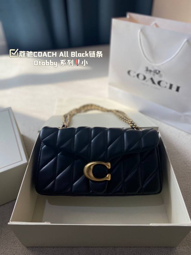 小号coach All Black链条 。Otabby 系列新款coach 链条 ”。包包天花板来啦~暗黑系高级感拉满的全黑金属扣、金属链条 ”名甜酷女孩一定不