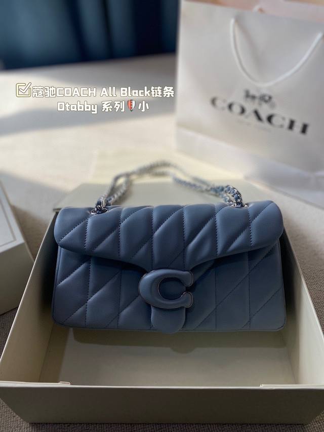 小号coach All Black链条 。Otabby 系列新款coach 链条 ”。包包天花板来啦~暗黑系高级感拉满的全黑金属扣、金属链条 ”名甜酷女孩一定不