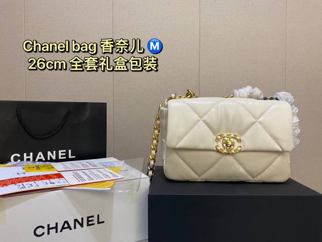 原单 Chanel19Bagi1男生女生都可以拥有的小香这个包又多“不需要我多说了大logo黑金标志辨识度很高我觉得大小刚刚好容量够日常使用休闲风和淑女风都合适