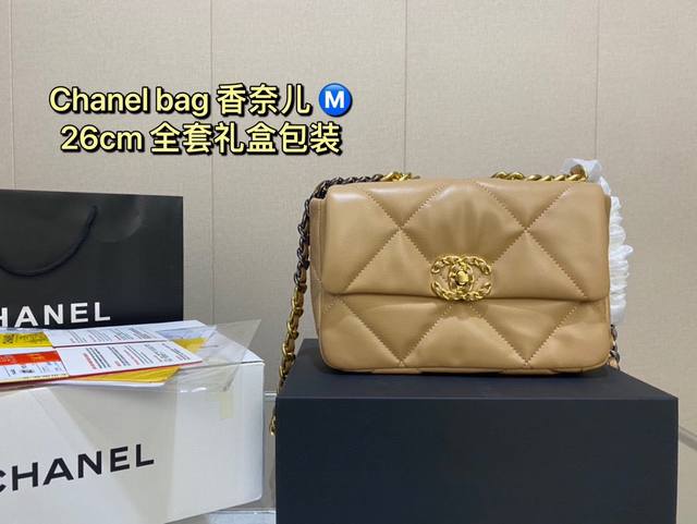 原单 Chanel19Bagi1男生女生都可以拥有的小香这个包又多“不需要我多说了大logo黑金标志辨识度很高我觉得大小刚刚好容量够日常使用休闲风和淑女风都合适