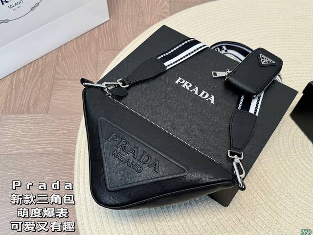 Prada 普拉达 三角包 这个系列中最“主角”的一款包，我认为是萌度爆表的新款小三角包。这次不只logo，连手袋形状也是三角形了，如此简约又特别的设计非常有p - 点击图像关闭