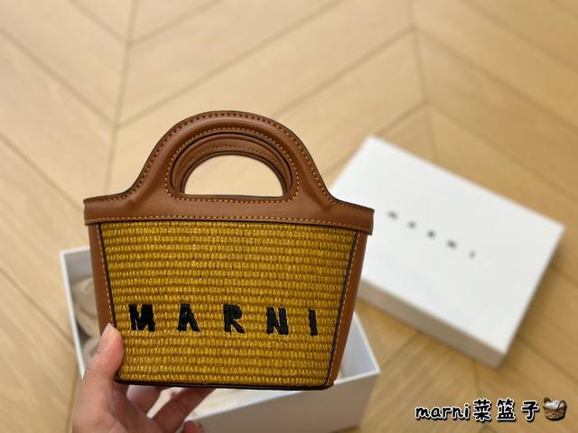 配盒marni 新款拉菲草编织菜篮子marni 新款拉菲草编织菜篮子可可爱爱小菜篮包，被它的神仙颜值看第一眼就吸引到，牛皮手柄设计＋编织工艺，满满的夏季气息～波