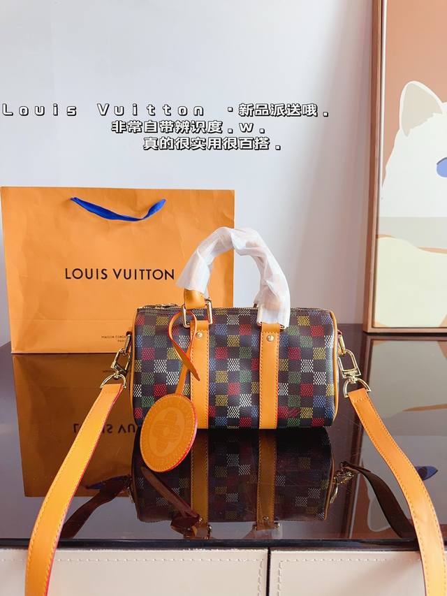 Lv Speedy 枕头包 这款retiro 手袋以标志性的lv老花面料制成，搭配奢华的变色牛皮饰边，经典永恒。优雅低调的外形设计和宽敞的包 .尺寸：25*11