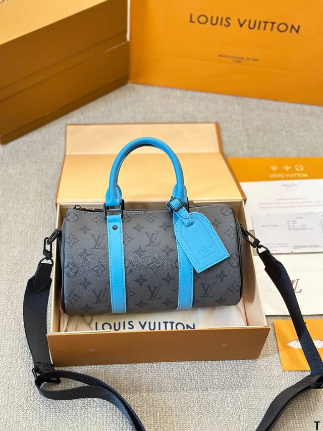 男帅女飒！！Lv Keepall25 路易威登 Keepall 25灰色 时髦与酷酷并存灰色老花有辨识度又低调city的行李牌整个包包有不单调尼龙宽肩带 上身也