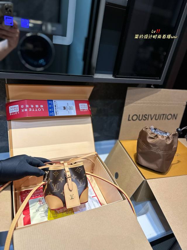 折叠礼盒 原单lv Mini 水桶包 烧麦包 原版高品质 这款retiro手袋以标志性的lv老花面料制成搭配奢华的变色牛皮饰边lv变色牛皮饰边闪亮的纯钢金色五金 - 点击图像关闭