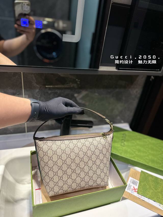 礼盒包装 Gucci 新款 Hobo 腋下包今天的气场是hobo给的！！！这个包真的非常融入日常，随性又时髦包身容量很大但又轻便小巧能很好的满足日常出门一见钟情