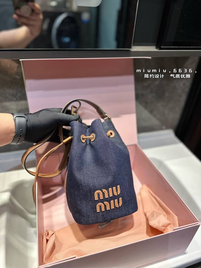 Miumiu新款帆布水桶包洋气又可爱呀水桶包答应我拥有一-大波的忠粉水桶包光听名字就能想象它的容量可塑性 很强 搭配各种小裙子，休闲卫衣，白衬衫⑨喜欢的快来ge