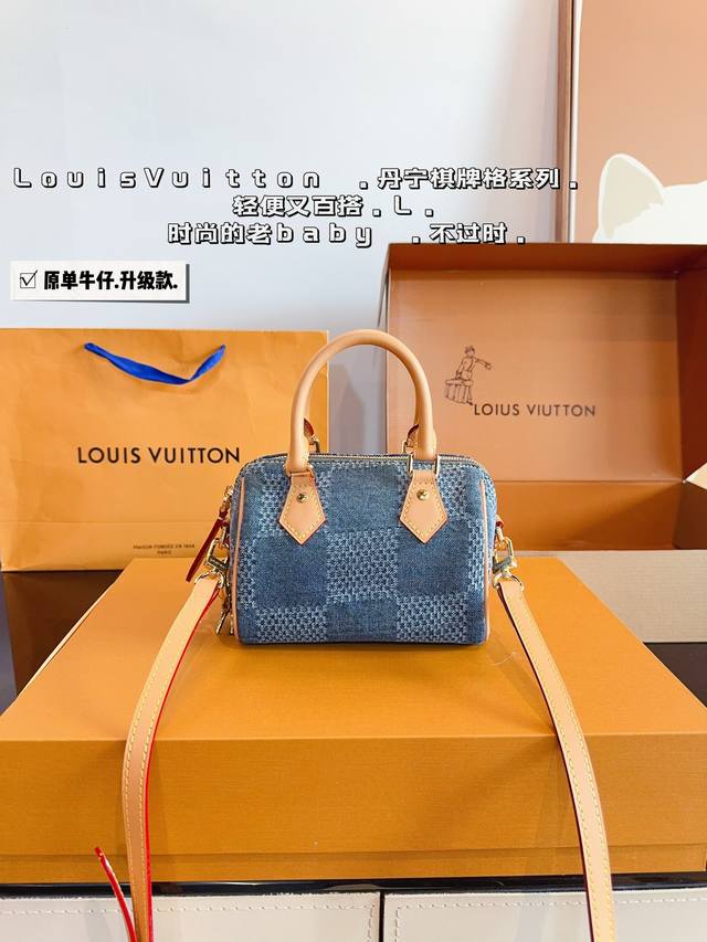 配礼盒.Lv Speedy 丹宁枕头包 这款retiro 手袋以标志性的lv老花面料制成，搭配奢华的变色牛皮饰边，经典永恒。优雅低调的外形设计和宽敞的包 .尺寸