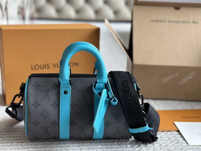 Lv X Nigo Keepall Xs 21 枕头包 手袋是一款理想的都市手袋。 标志性的造型与经典的 Monogram 帆布，加之多种携带方式和奢华的天然牛