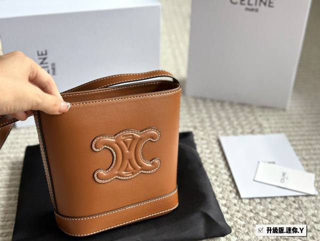 Celine凯旋] Cuir Triomphe牛皮水桶包2022S春夏新品cuir Triomphe小号光滑牛皮水桶包延续经典，立体的凯旋门门标志焕然一新，低调