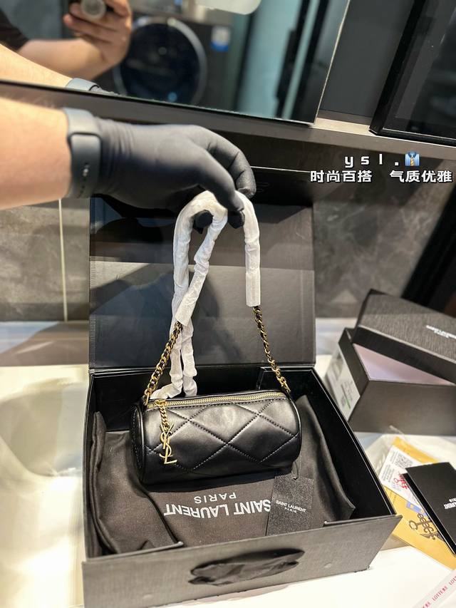 Ysl 圣罗兰女士 笔筒包 极简主义最爱的款式、透露着高级的美感翻盖搭扣很新颖~空间的话放手机也完全无压力哦！这个包真是绝了这就是极简遇上复古的感觉，完美体现杨