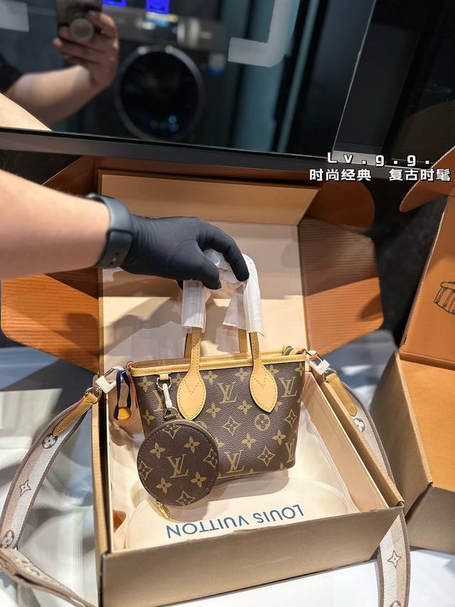 礼盒包装 Lv新款超迷你neverfull Bb又奶又高级超mini尺寸轻盈便携~却不失优雅气质 老花包面熠熠生辉~购物袋样式设计 实用又时尚让您随心携带~尽显