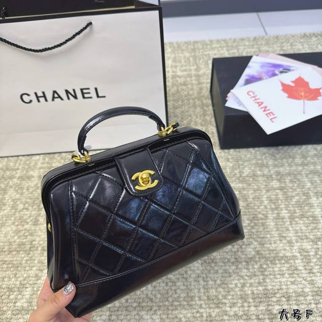 折叠盒 Chanel24A小爆款医生包千辛万苦捉到一枚小号！！实物忒精致了vintage感立现～尺寸24*18