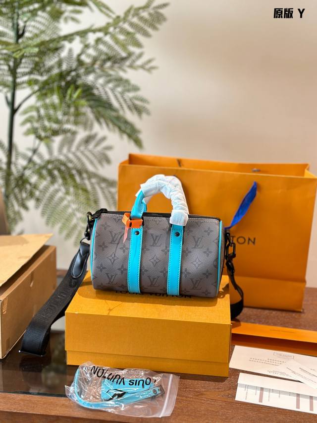 驴家蓝色银花男士枕头包系列本款keepall 25手袋取 材monogram Eclipse Reverse帆布，展现经典图案的优雅重绎。加固饰带和皮革名牌延续