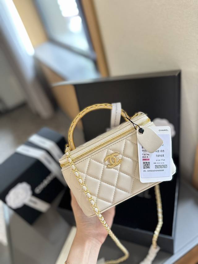 牛皮 “折叠礼盒官网飞机盒”Chanel 新品 高级镶金镂空编织手柄 盒子包 化妆包 小箱子 最近的盒子包系列真的好火，小盒子当然是异常可爱啦。尺寸 16 10