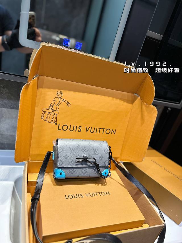 Lvsoft Trunk男女通用的方盒子，简直绝了男装艺术总监virgilabloh为这款softtrunk手袋赋予路易威登经典外观此款箱形手袋棱角分明，金属包