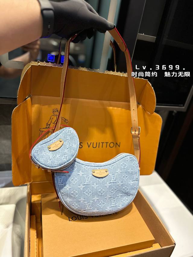 背上它大家都要夸 Lv Monogram牛角肩带可以调节豌豆包配多多一个的挂件小包 和女儿去一起背 也是不错的呢 单肩带背在腋下不大不小，外表可爱，空间也很喜人