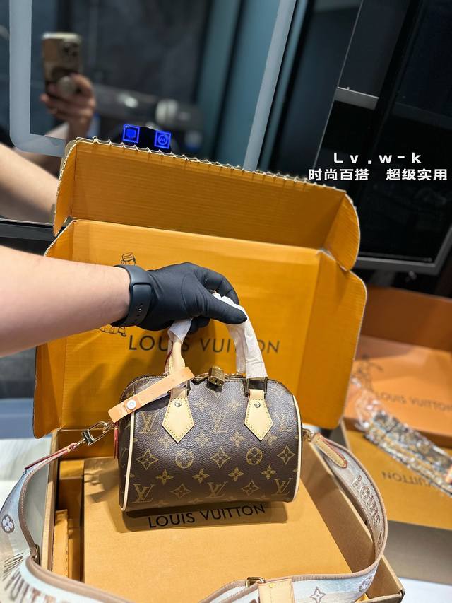 折叠飞机礼盒 Lv 枕头包nano Speedy尺寸相当小巧 所以搭配中尽显时尚靓丽迷人气质，但是携带轻盈，轻轻松松搭一款nanospeedy出门，它不仅适合休