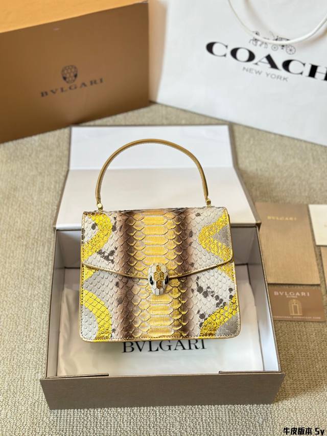 顶级原单 纯牛皮 宝格丽bvlgari 神仙合作款 Ss24限定系列 撞色新款 原版珐琅蛇头 A爆啦 原单品 Woc风琴包 内里原版隔断 可单肩可斜挎 万年不过