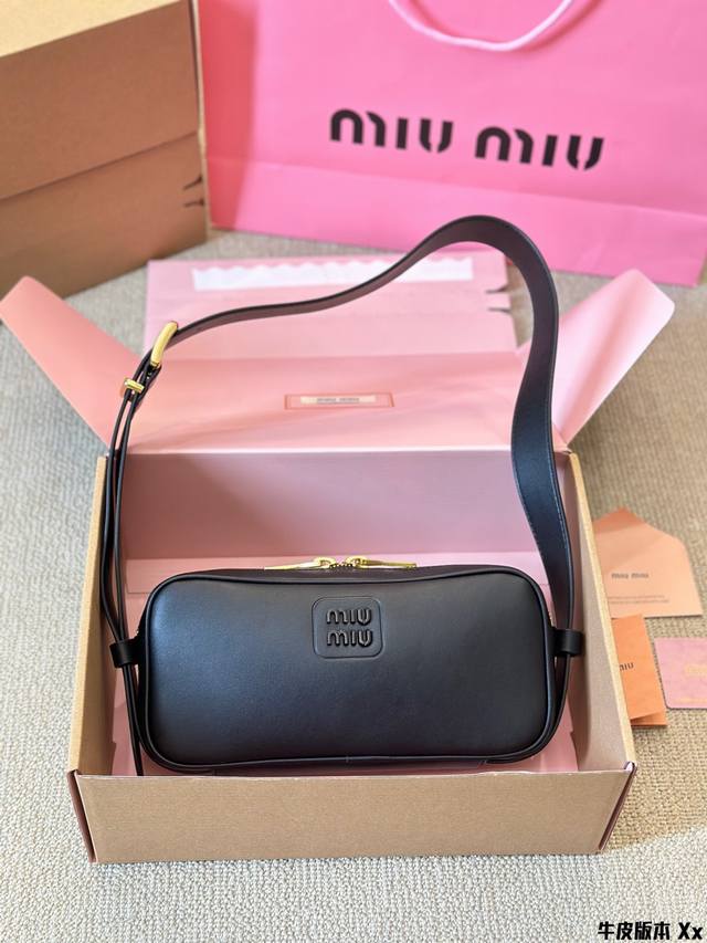 牛皮版本 Size: 25*13Cmmiumiu 法棍包包，24新品 Matelassemiumiu的坑真的好仙女好好看！牛皮皮质！真的很有质感！