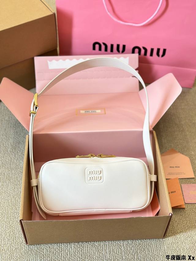 牛皮版本 Size: 25*13Cmmiumiu 法棍包包，24新品 Matelassemiumiu的坑真的好仙女好好看！牛皮皮质！真的很有质感！