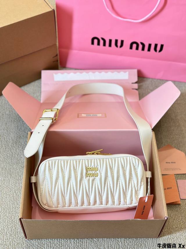 牛皮版本 Size: 25*13Cmmiumiu 法棍包包，24新品 Matelassemiumiu的坑真的好仙女好好看！羊皮皮质！真的很有质感！