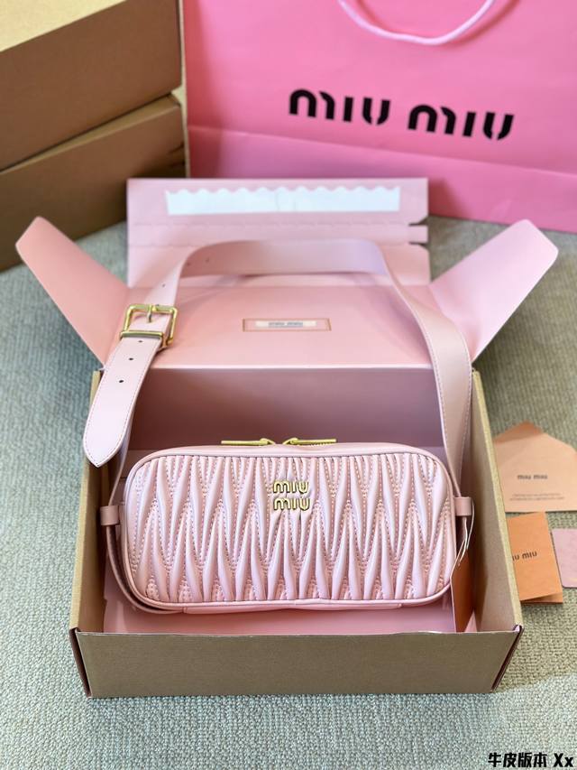 牛皮版本 Size: 25*13Cmmiumiu 法棍包包，24新品 Matelassemiumiu的坑真的好仙女好好看！羊皮皮质！真的很有质感！