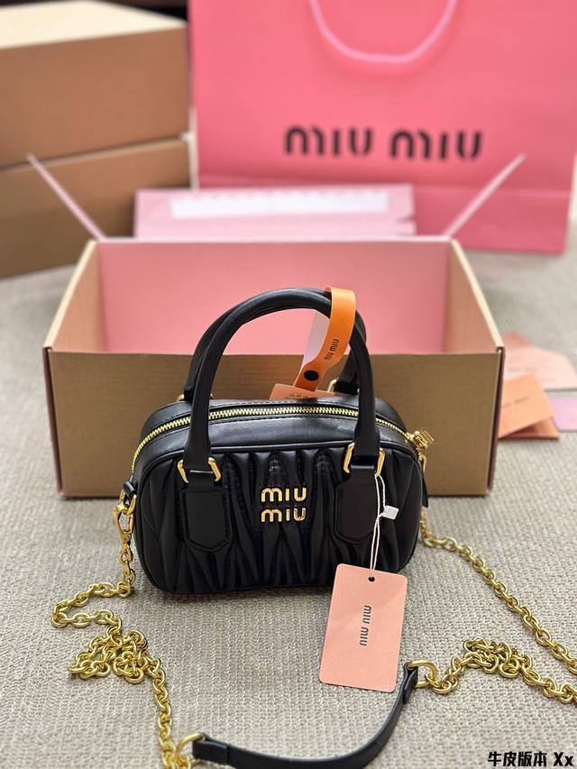 牛皮版本 Mini Miumiu期待已久的2024秀款包包 快来围观吧2024系列包包简洁利落的设计凸显功能性实用主义柔软舒服的触感彰显 Miumiu 女性愈加