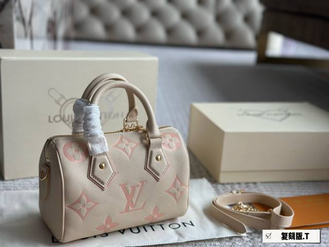 Lv 路易威登speedy 20奶蓝色枕头包斜挎老花百搭 女包m46883本款nano Speedy手袋选用monogramempreinte皮革，通过压印和印