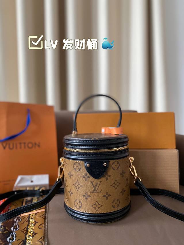 配飞机盒折叠盒子 Lv 发财桶 原版五金logo 内设专柜logo 备受拥戴拥有超久历史 华丽感爆棚 入门级轻熟款 秀气精致很提气质 质量对比原版复刻 皮绒内里 - 点击图像关闭