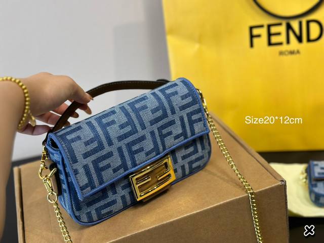 折叠盒 小包+55Fendi Baguette法棍包中号第一眼就觉得砸中了我。加上中号有一根较长的肩带，非常实用。中号的装两个手机，钱包，钥匙，墨镜，口红，粉饼