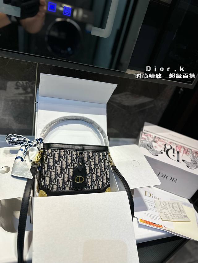 礼盒包装 Dior 中古手提包 单肩斜挎款 这款包真的很简单 越看越好看 容量非常感人 轻松装纳日常随身物品 这只包真的要安利大家 简直是搭配神器k 尺寸：21